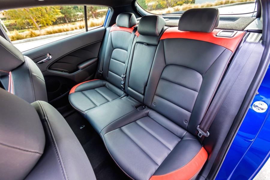 Интерьер Kia Forte5 2016 года  (фото 35 из 37)